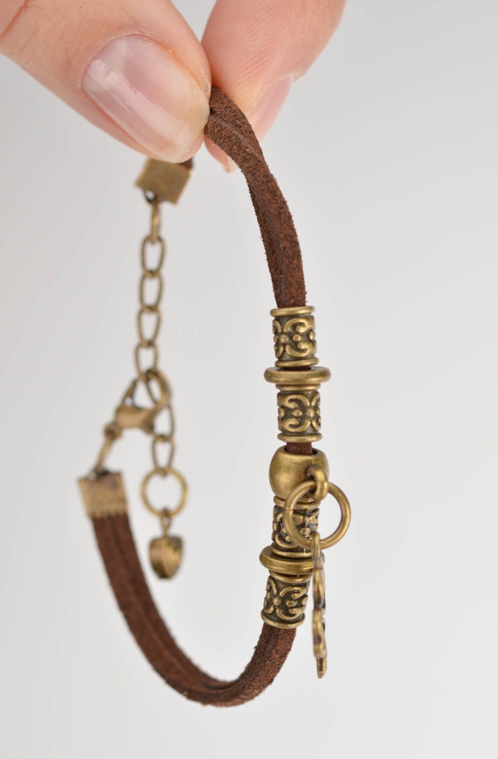 Коричневый браслет из замшевого шнура с подвеской из металла ручная работа фото 3