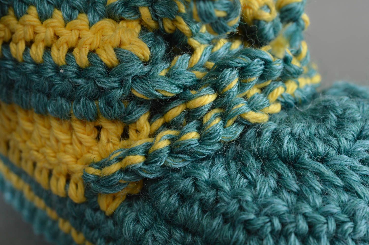 Chaussons de bébé tricotés en laine et coton faits main bleu jaune jolis  photo 3