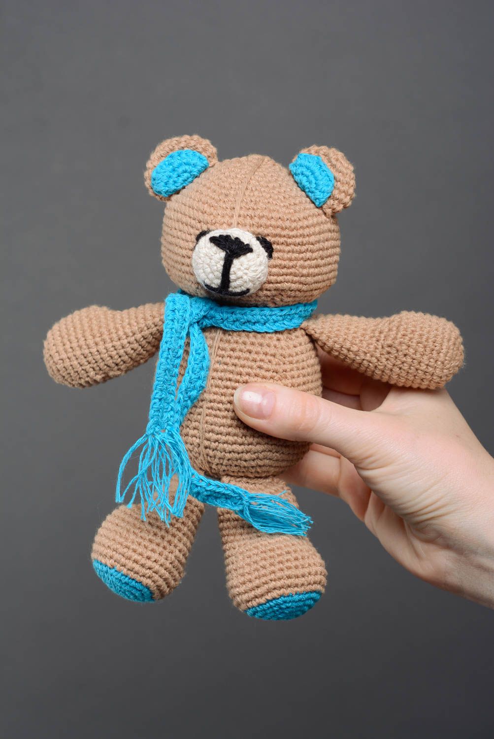 Ours tricoté au crochet en coton naturel avec écharpe bleue fait main original photo 5
