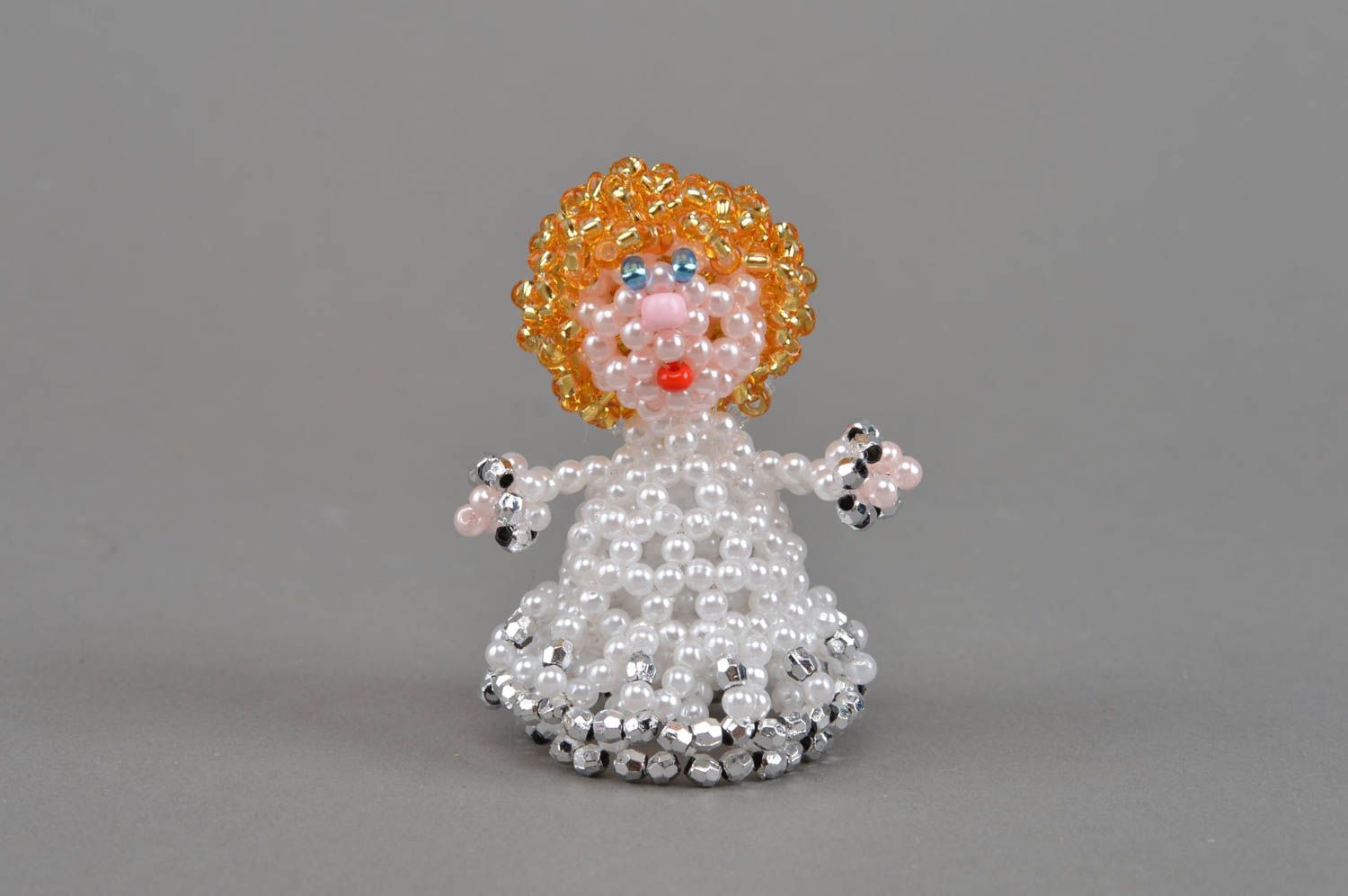 Handgemachte schöne dekorative kleine Figurine Engel aus Glasperlen in Weiß foto 3