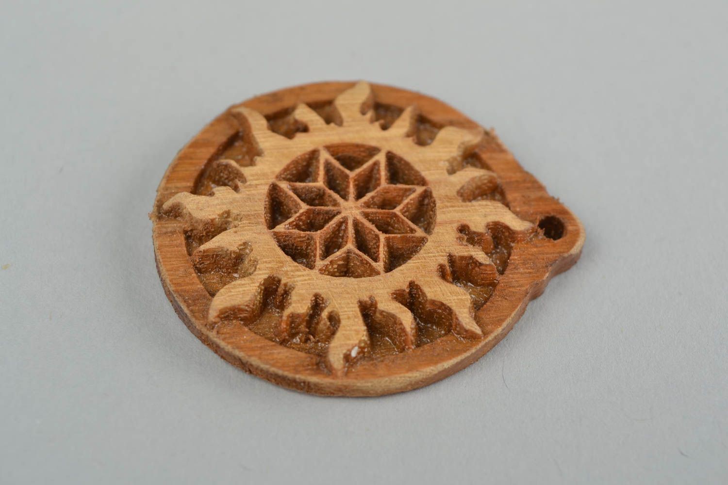 Amuleto protector eslavo colgante de madera de fresno artesanal Alatyr en Sol foto 4