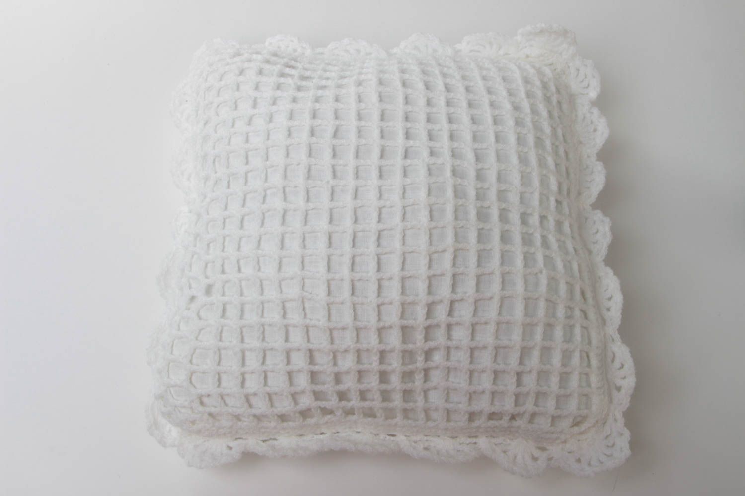 Coussin fait main décoratif blanc tricoté au crochet pour canapé ajouré photo 2