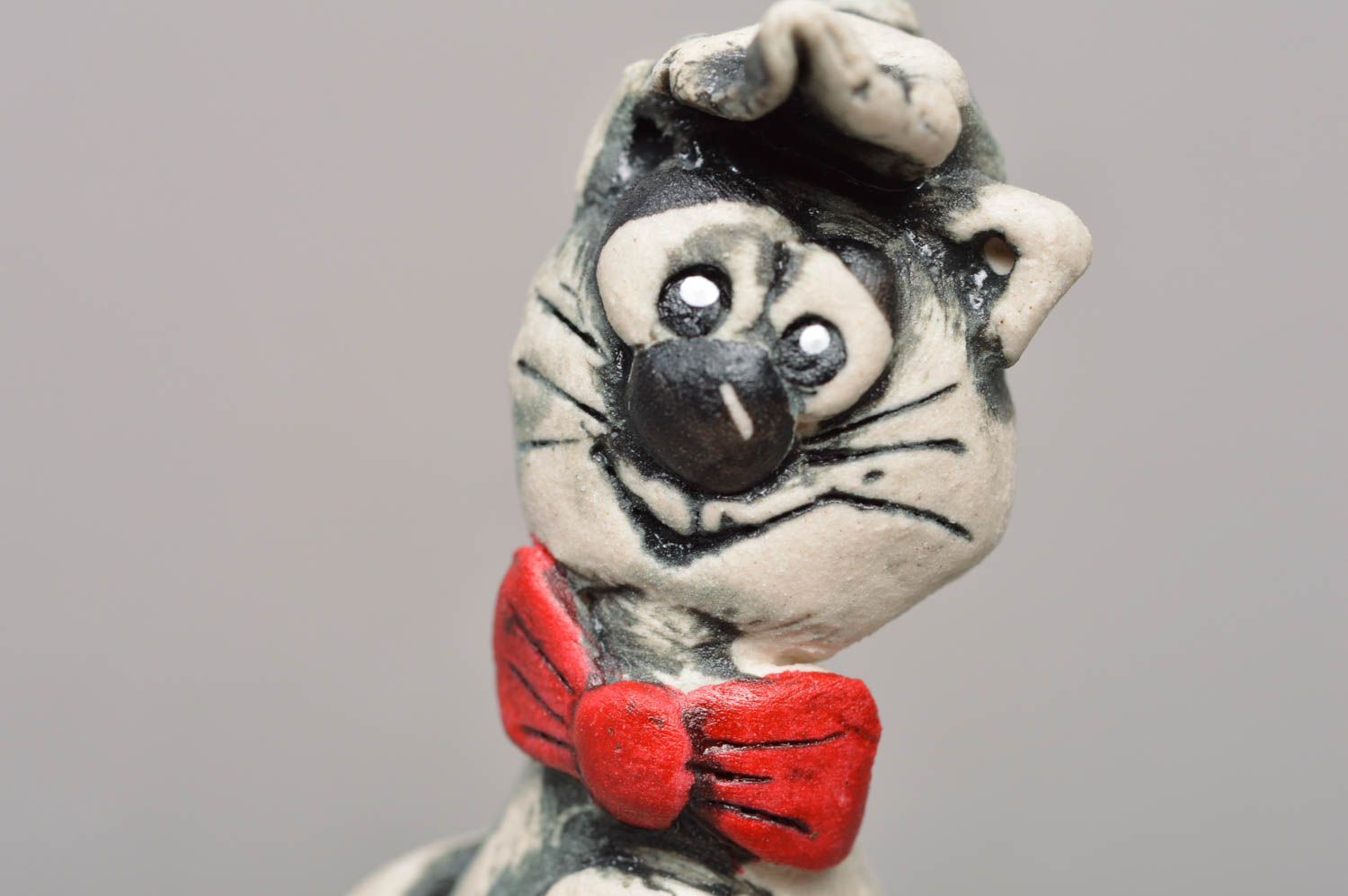 Lustige dekorative Figur aus Porzellan bemalt handmade Kater mit Schirmmütze foto 2