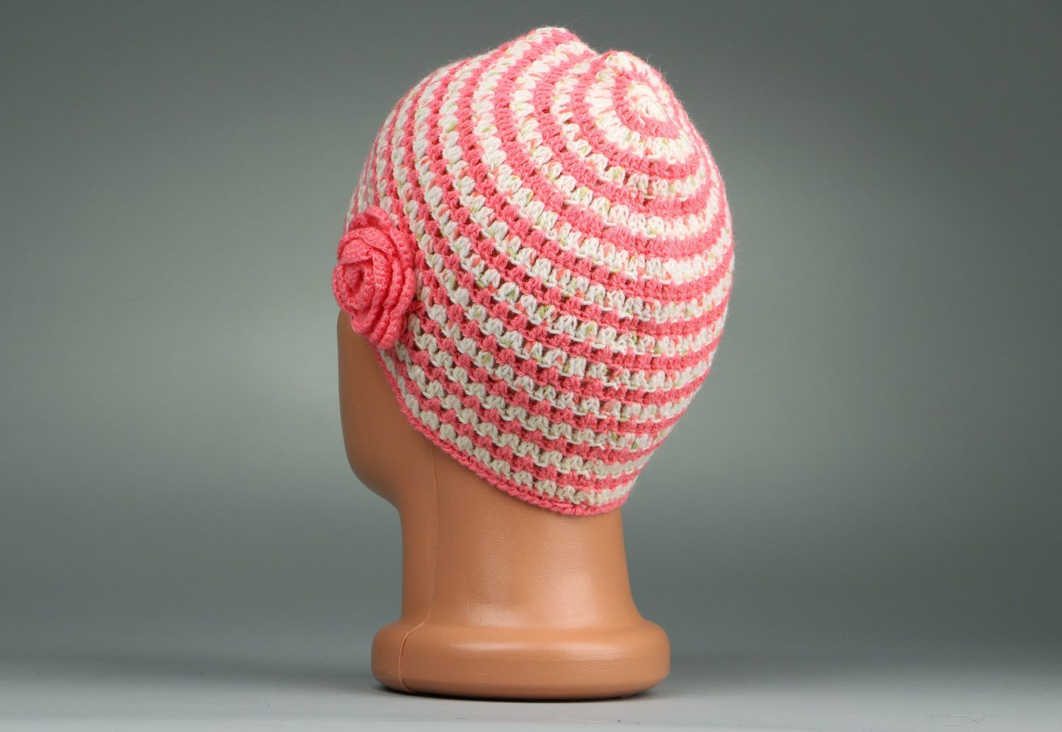 Bonnet tricoté au crochet avec fleur photo 4