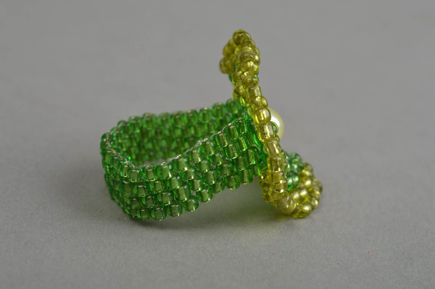 Кольцо из бисера с бусинкой в виде зеленого цветка ручной работы светлое  фото 2