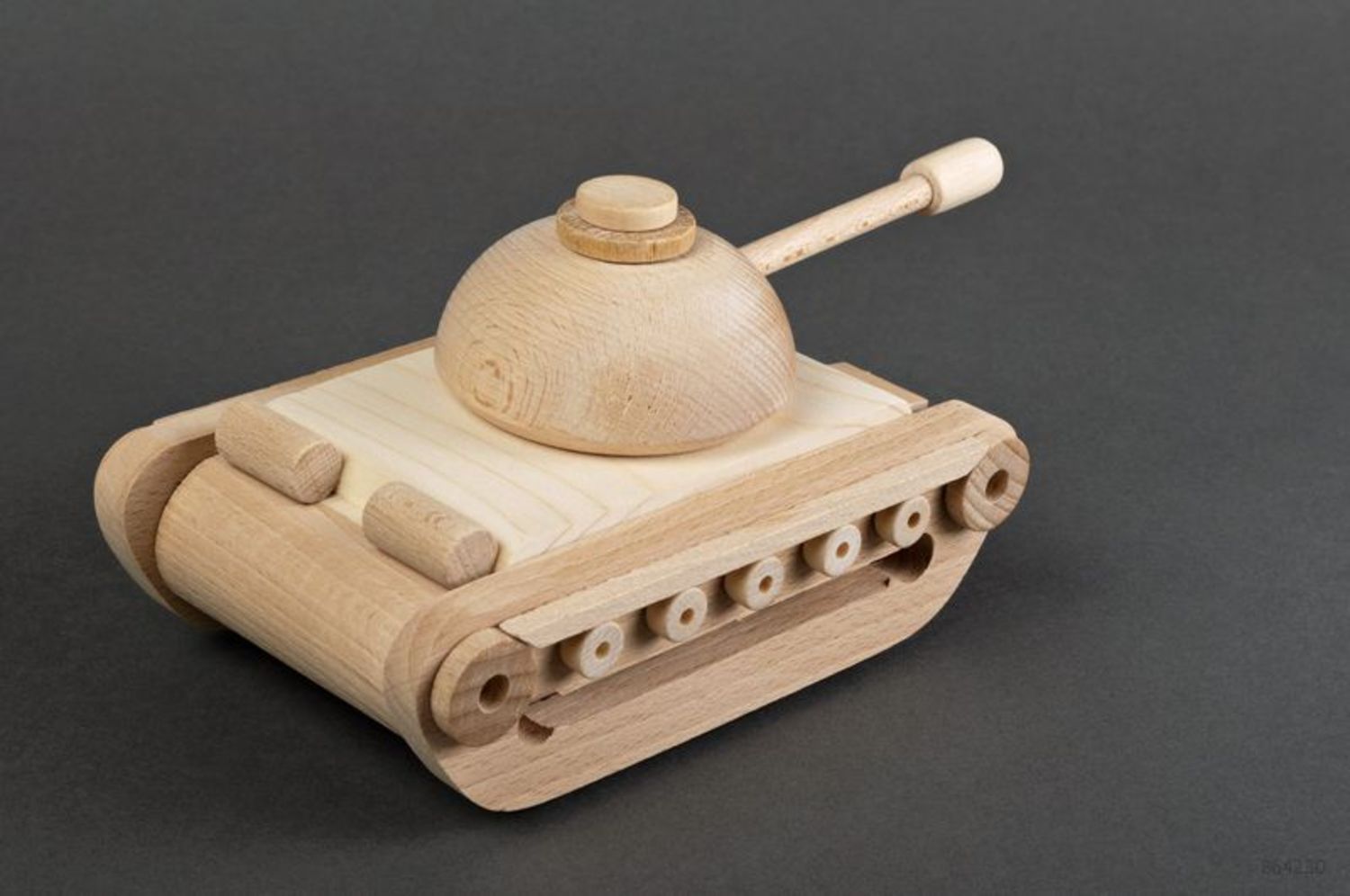 Tanque de juguete hecho de madera foto 5