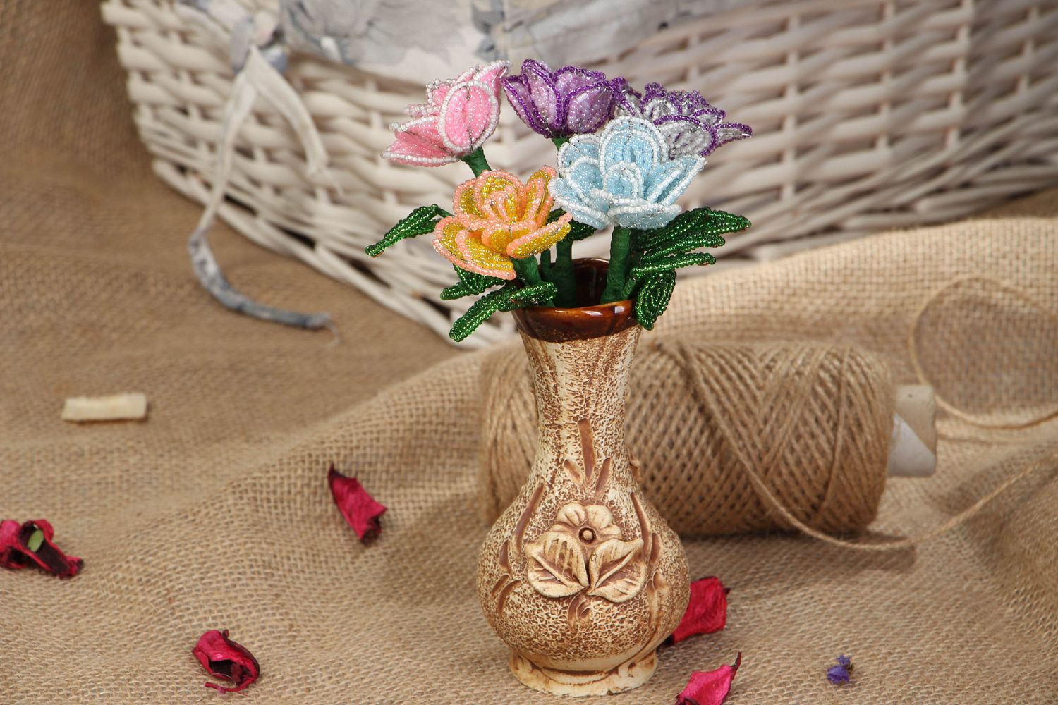 Fleurs artificielles en perles de rocaille dans vase faites main photo 4
