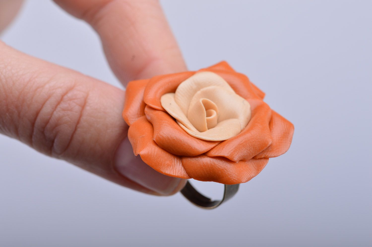 Orangefarbiger regulierbarer handgemachter Ton Ring mit Blume Rosenknospe für Damen foto 4