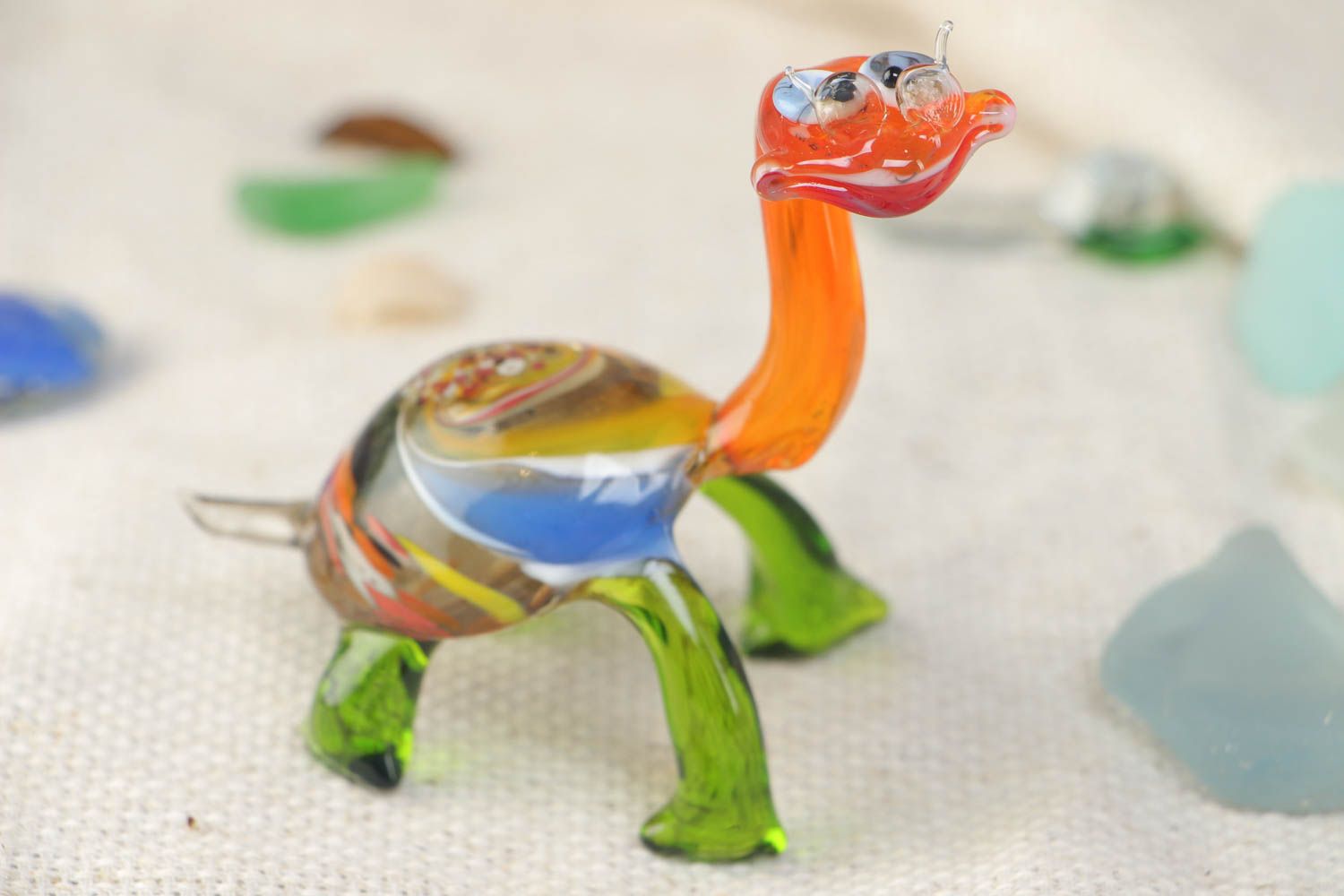 Figura de vidrio artesanal en la técnica lampwork con forma de tortuga de distintos colores foto 1