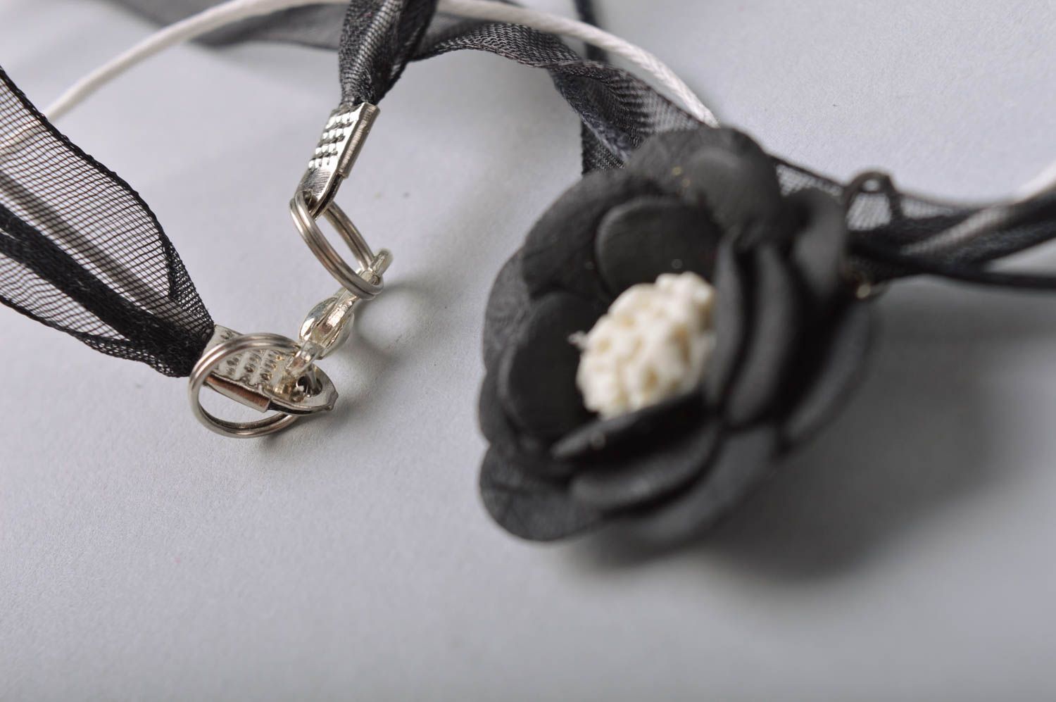 Colgante de porcelana fría con flor negro en cinta hecho a mano accesorio foto 4