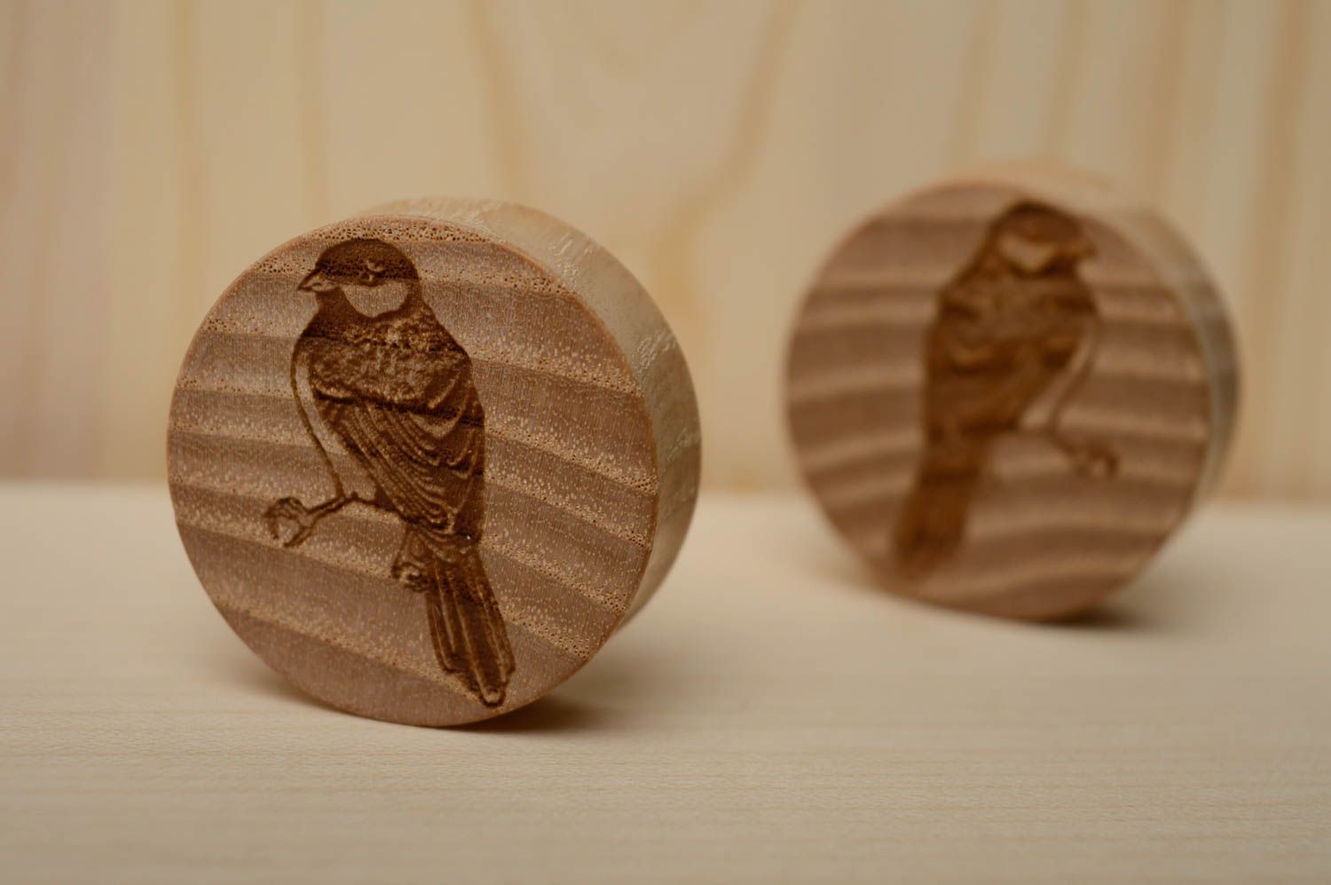 Handmade Plugs aus Holz mit Gravierung Vögel foto 5