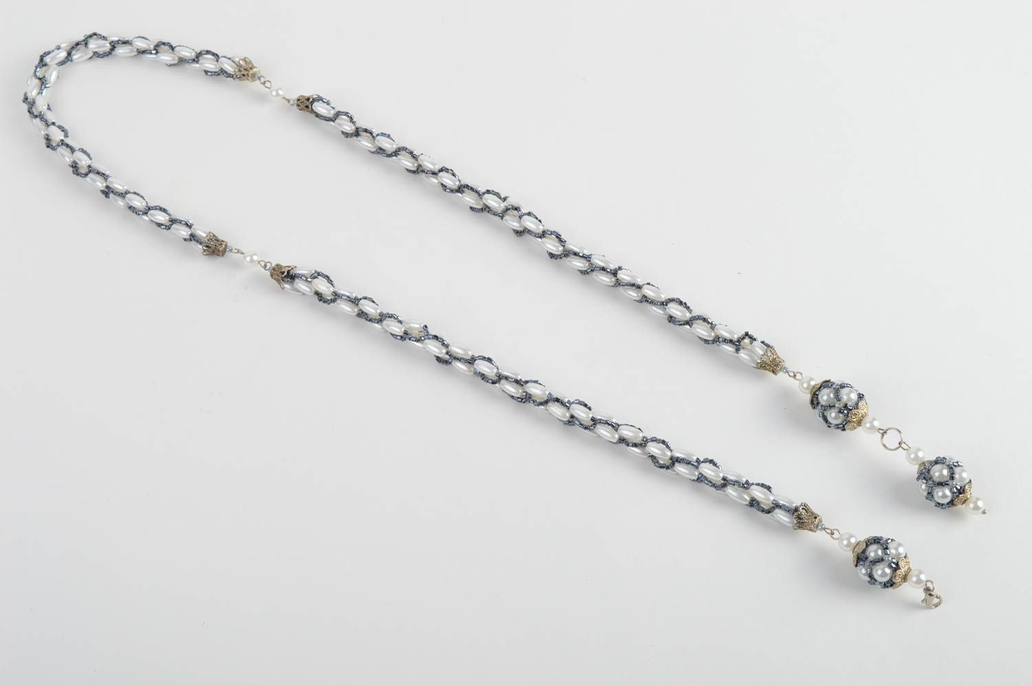 Ожерелье из бисера и пластиковых бусин светлое необычное длинное ручной работы фото 5