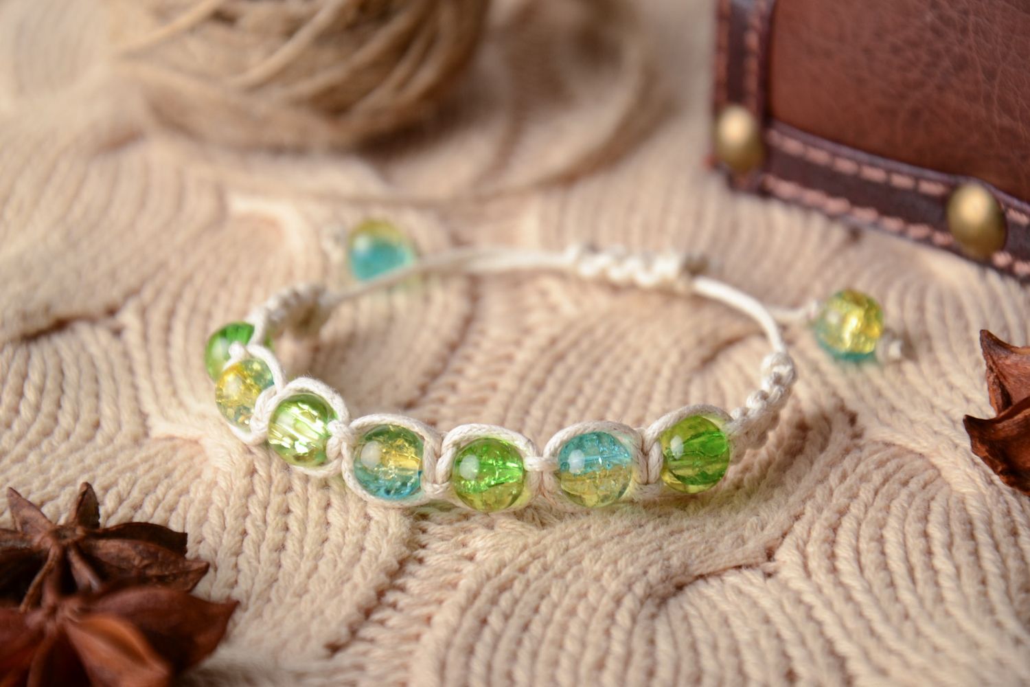 Grünes Armband mit Glasperlen foto 1