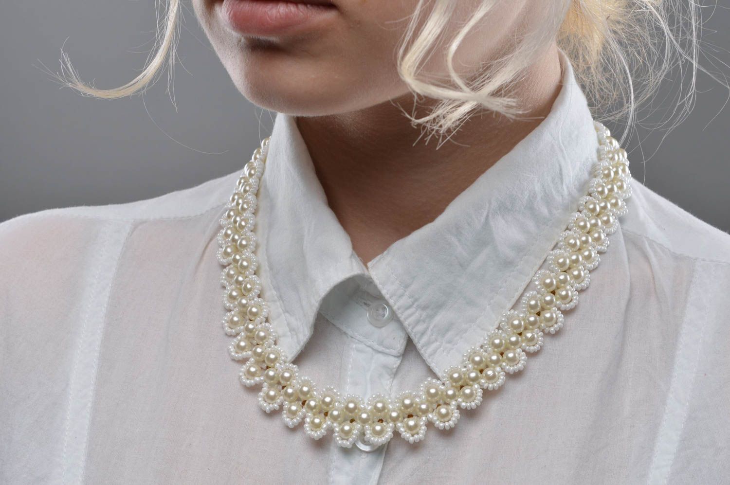 Ожерелье из бисера и бусин белое красивое нарядное женское авторское плетеное фото 5