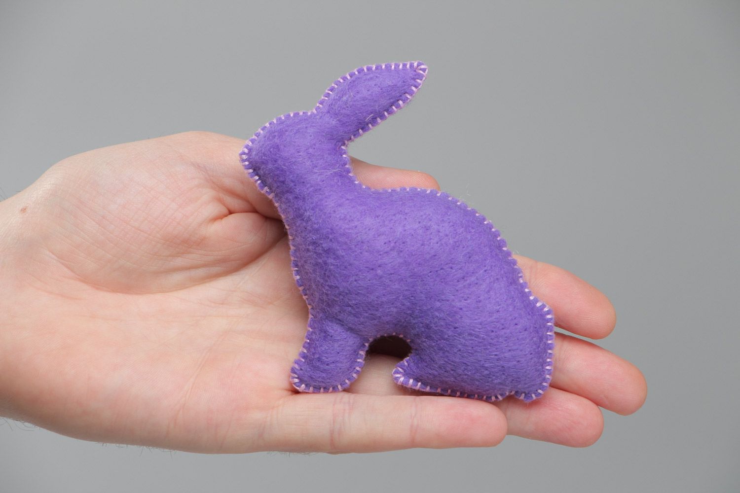 Маленькая игрушка из фетра для интерьера в виде фиолетового зайца ручной работы фото 4