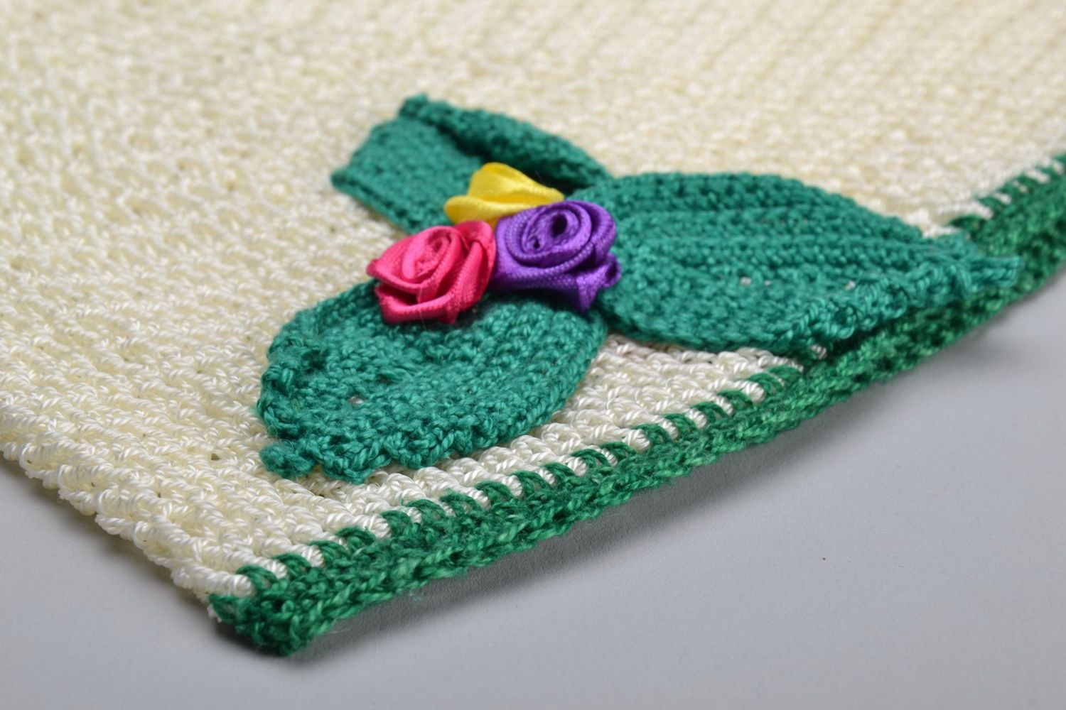 Bonnet tricoté avec fleurs fait pour enfant photo 3