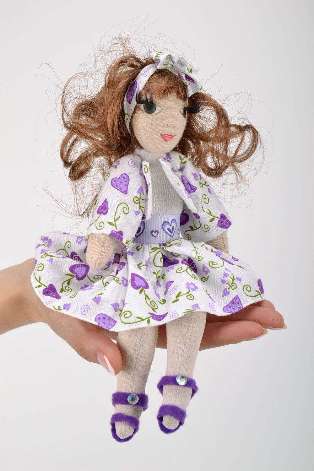 Кукла сидящая в сиреневом платье фото 4