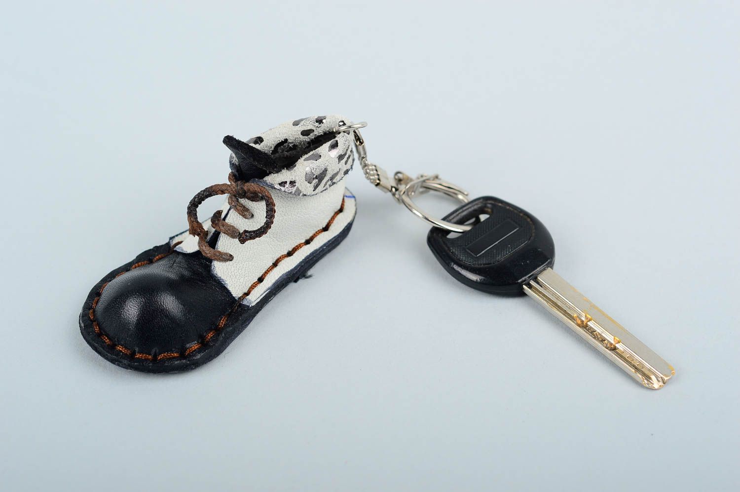 Beautiful handmade leather keychain best car keychain cool keyrings gift ideas photo 1