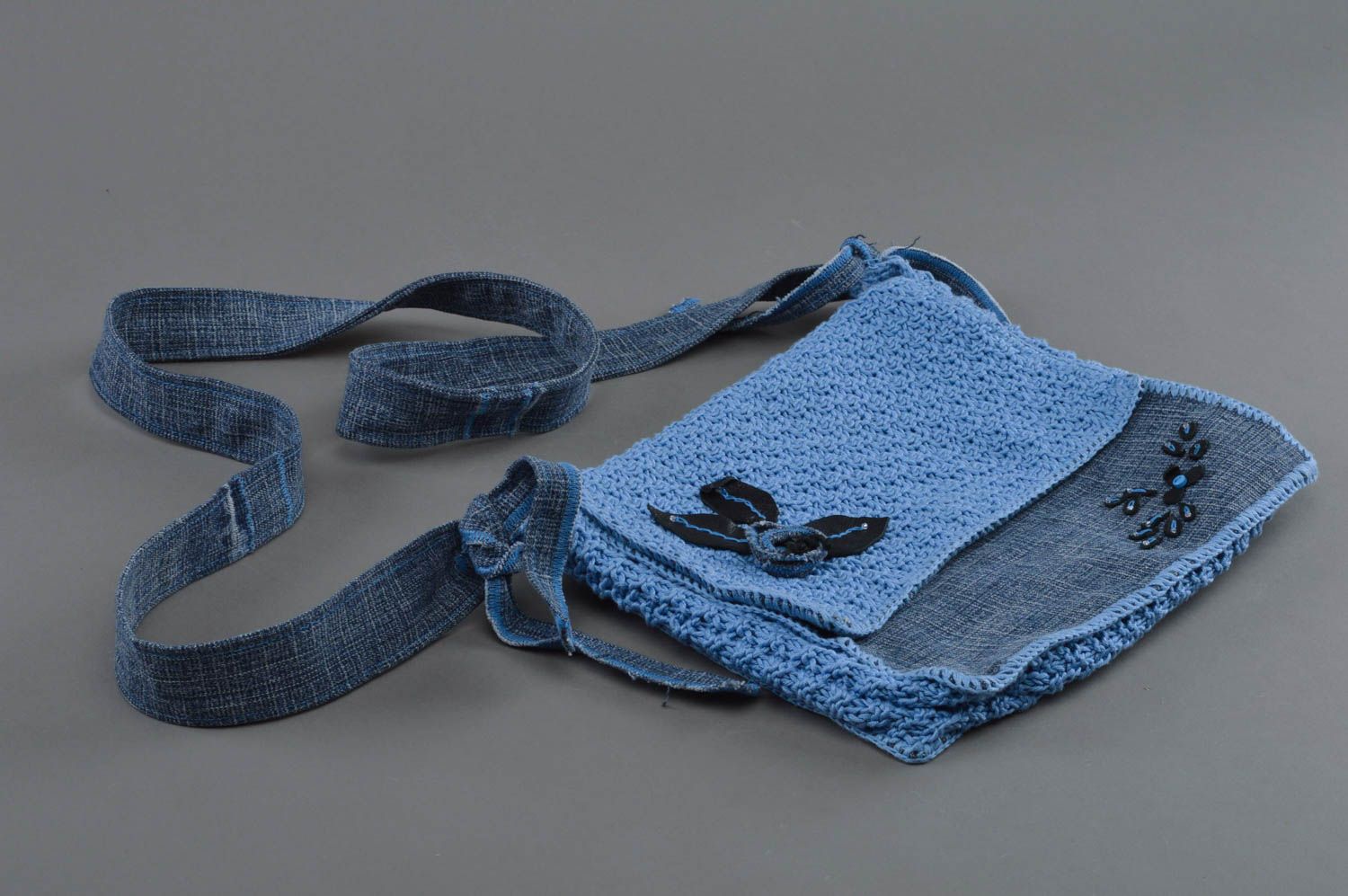 Синяя сумка связанная вручную из хлопка и джинса ручной работы на ремешке фото 1