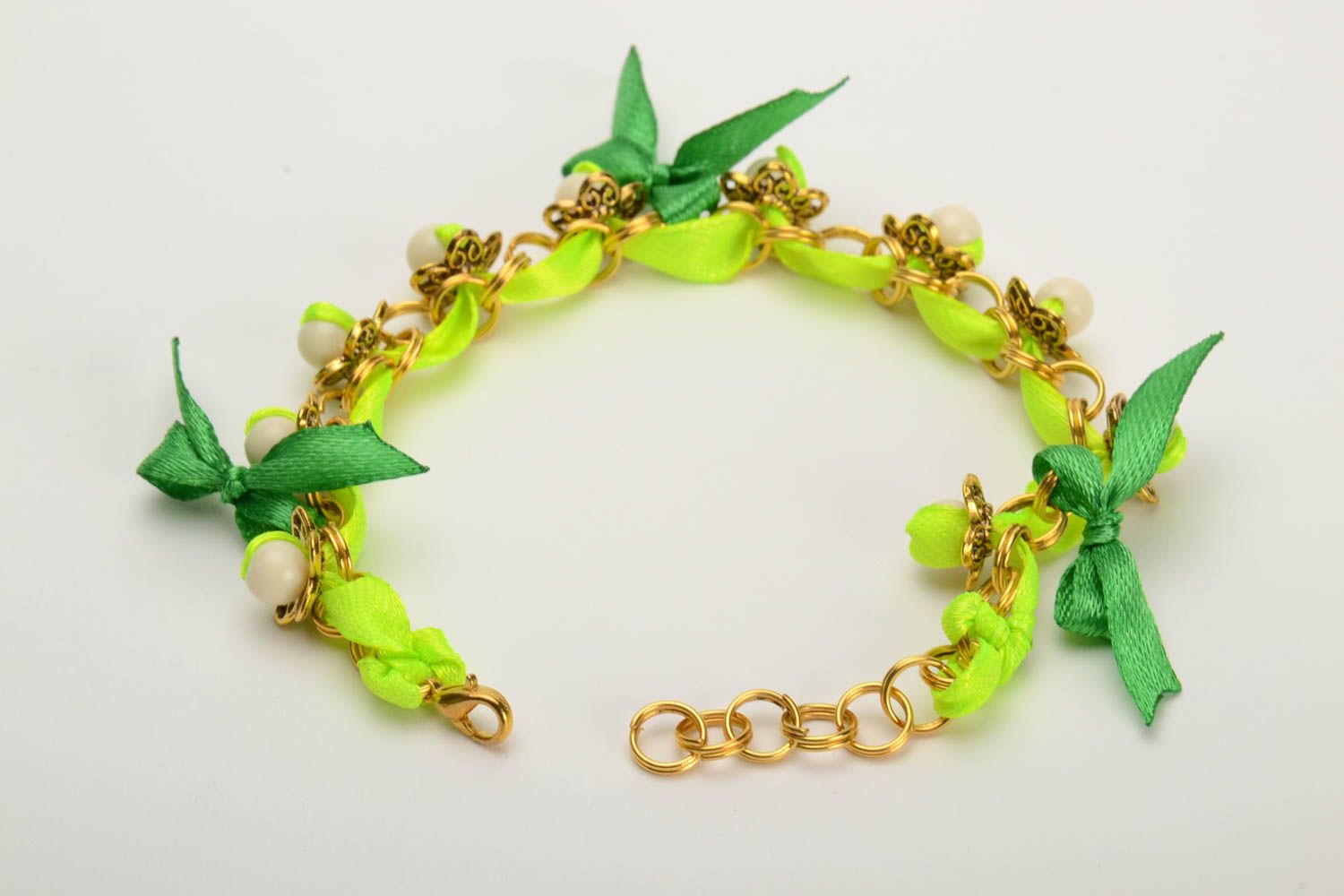 Handgemachtes schönes grünes Armband mit Glaskugeln und Metall für Sommer Looks foto 3