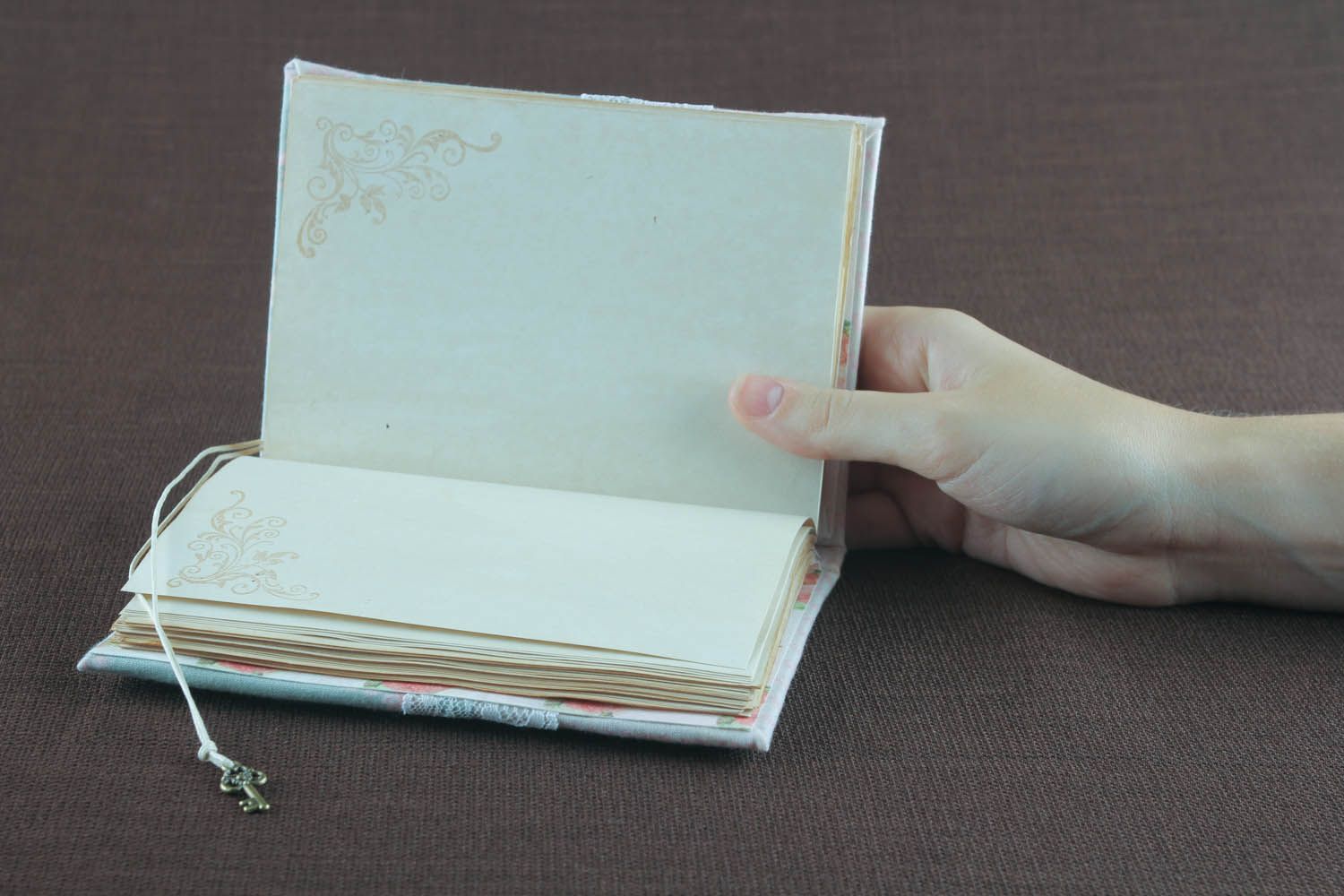 Bloco de notas feito à mão com capa de tecido com cheiro  decorado com elementos decorativos foto 5