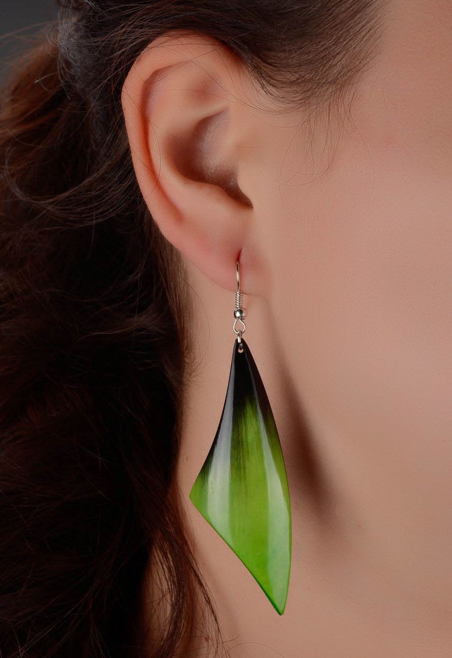 Hängende Ohrringe aus Kuhhorn Grüne Federn foto 4