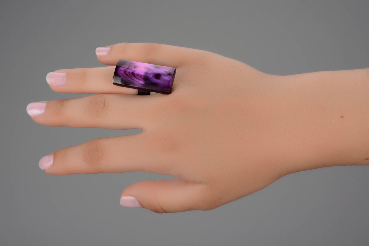 Фиолетовое прямоугольное кольцо из рога фото 2