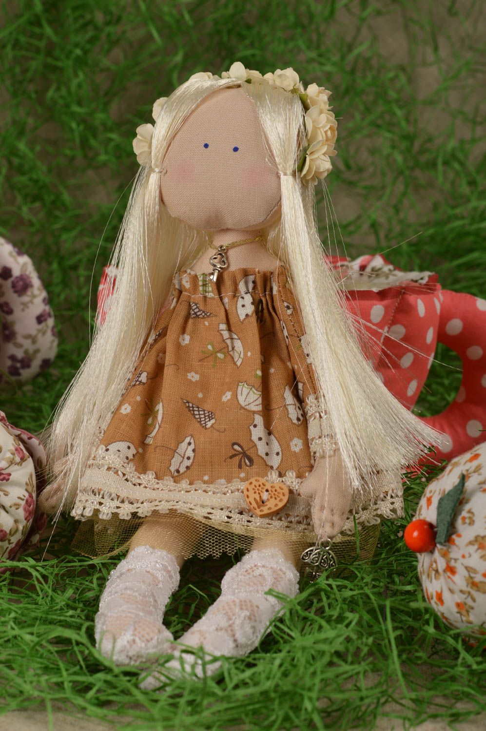 Handmade Designer Puppe im braunen Kleid Stoff Spielzeug Deko Puppe mit Kranz foto 1