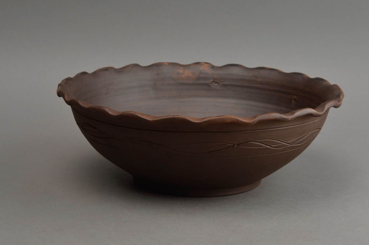 Bol en argile fait main brun saladier vaisselle originale technique de poterie photo 2