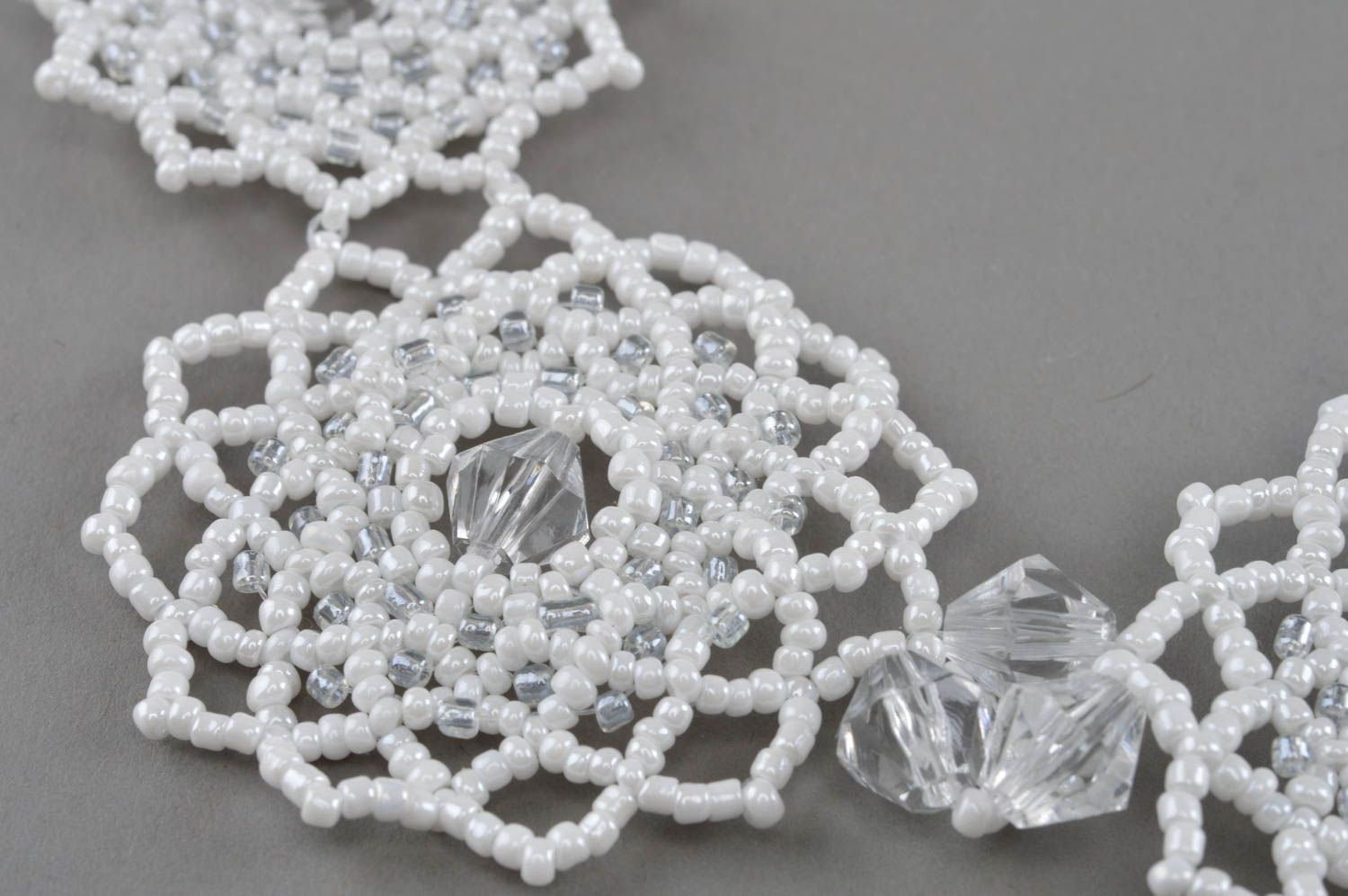 Weißes stilvolles handmade Collier aus Glasperlen und Kunstperlen Schneeflocke foto 5