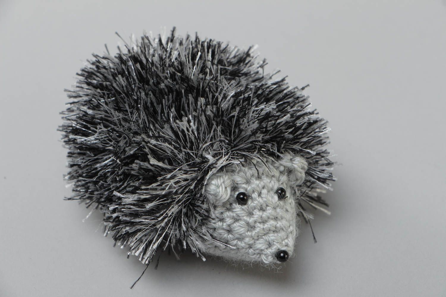 Jouet mou Hérisson tricoté fils acryliques gris noir petit original fait main photo 3