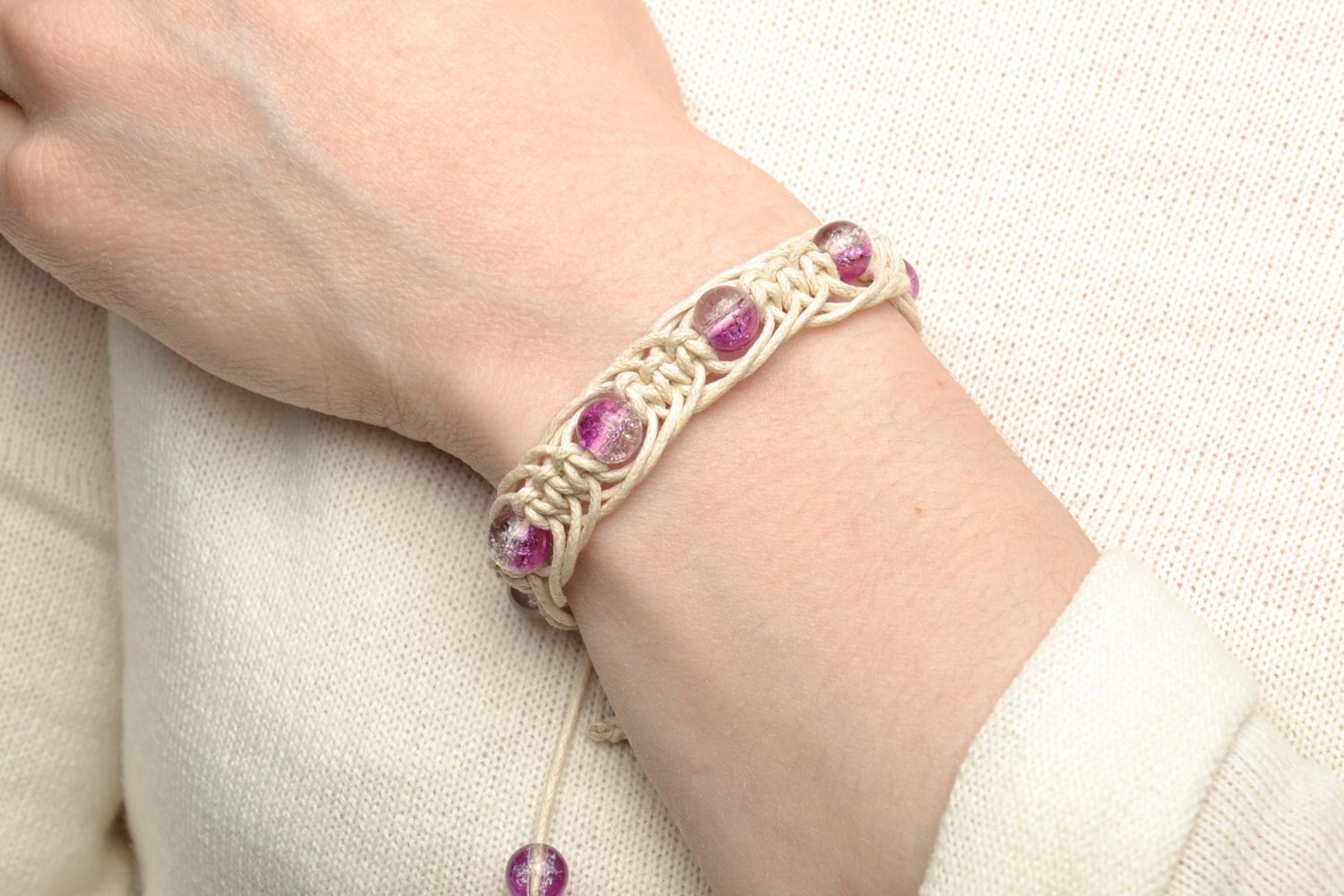 Bracelet en verre lilas et cordelette blanche cirée étroit fait main pour femme  photo 6