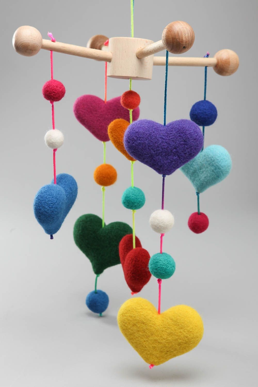 Подвеска в кроватку с игрушками сердечками красивая цветная детская хэнд мейд фото 2