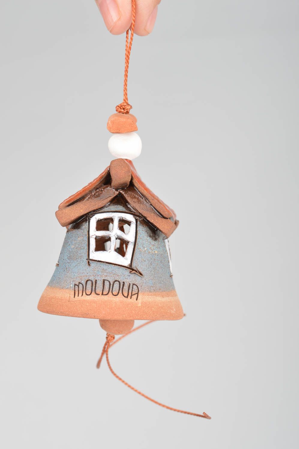 Dekoratives Glöckchen aus Ton mit Glasur bemalt Haus mit rotem Dach handmade foto 3