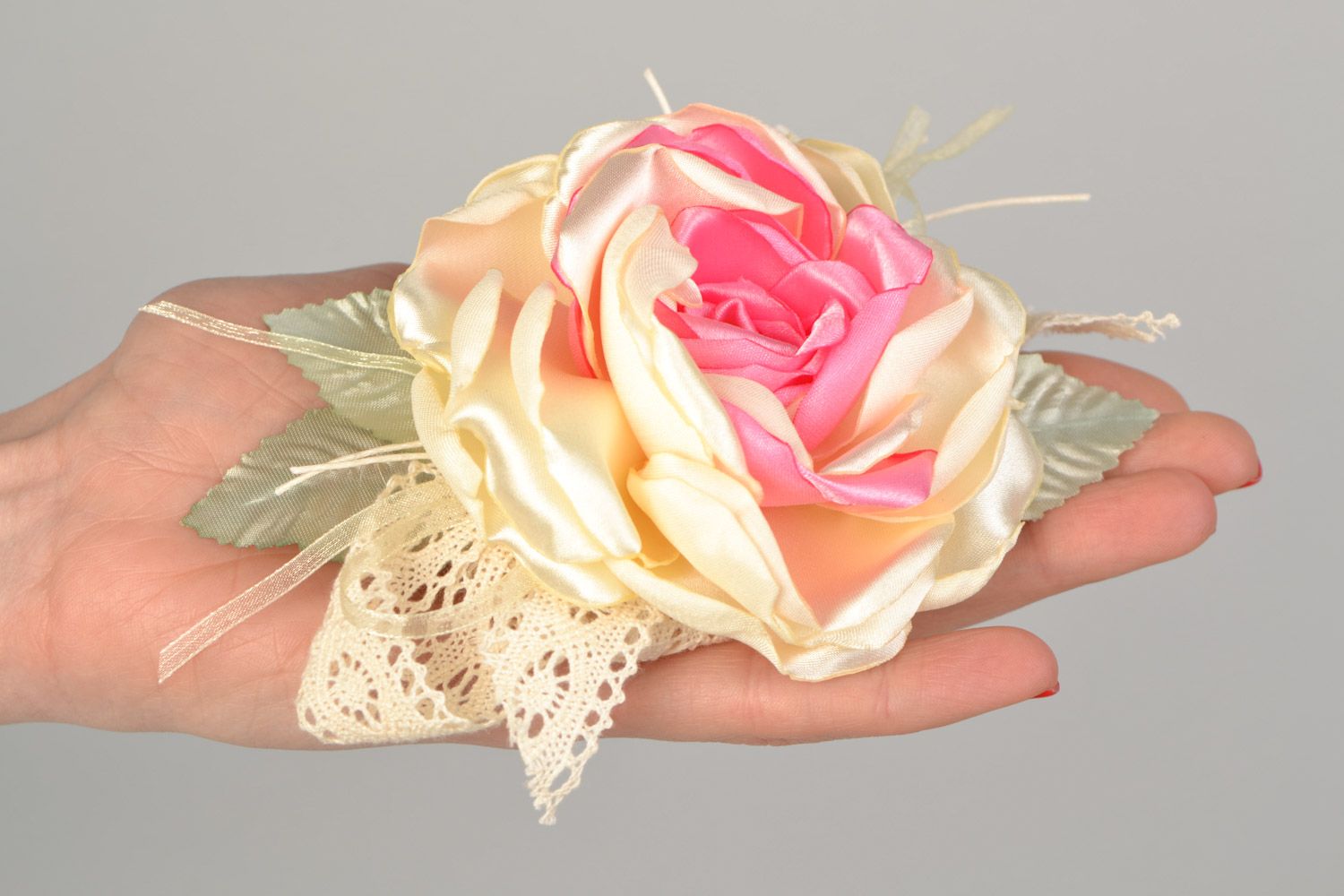 Flor decorativa rosa de seda y satén flor de tela bonita artesanal foto 2