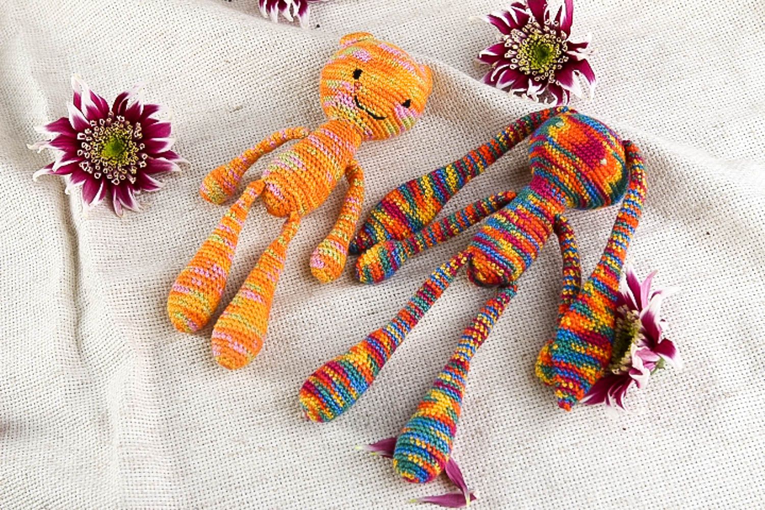 Jouets tricotés 2 Peluches faites main lapins et ourson Cadeau enfant décor photo 1