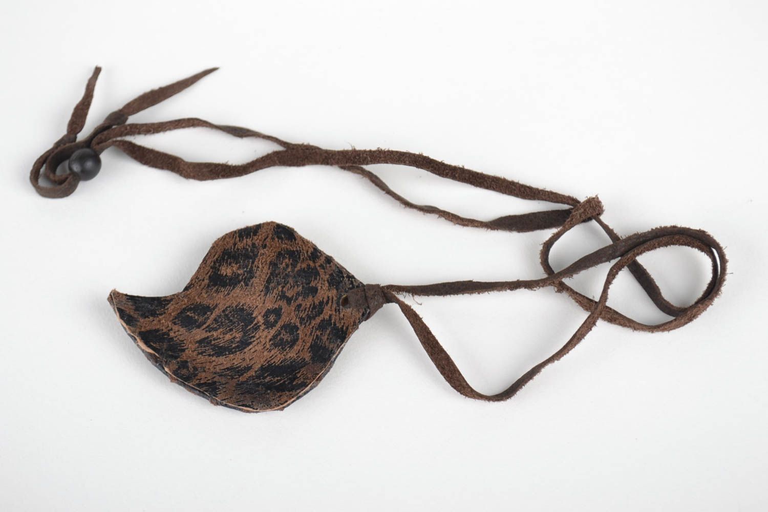 Pendentif en cuir naturel Bijou fait main brun avec perles Accessoire femme photo 3