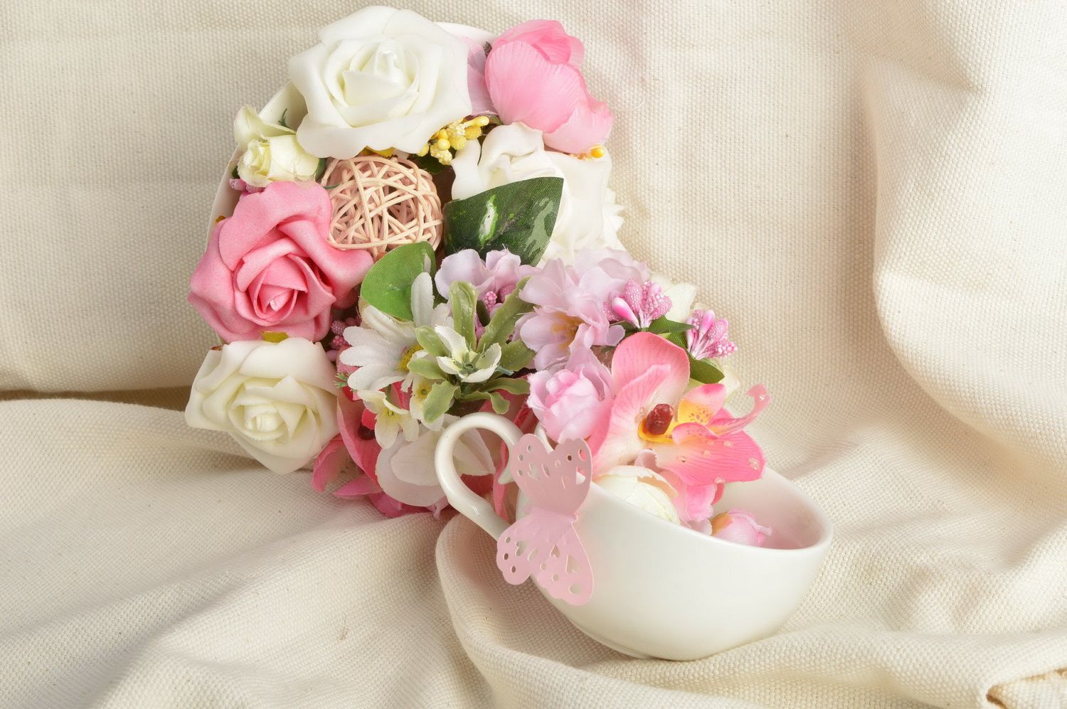 Taza artesanal con flores para decoración de sobremesa bonita original  foto 1