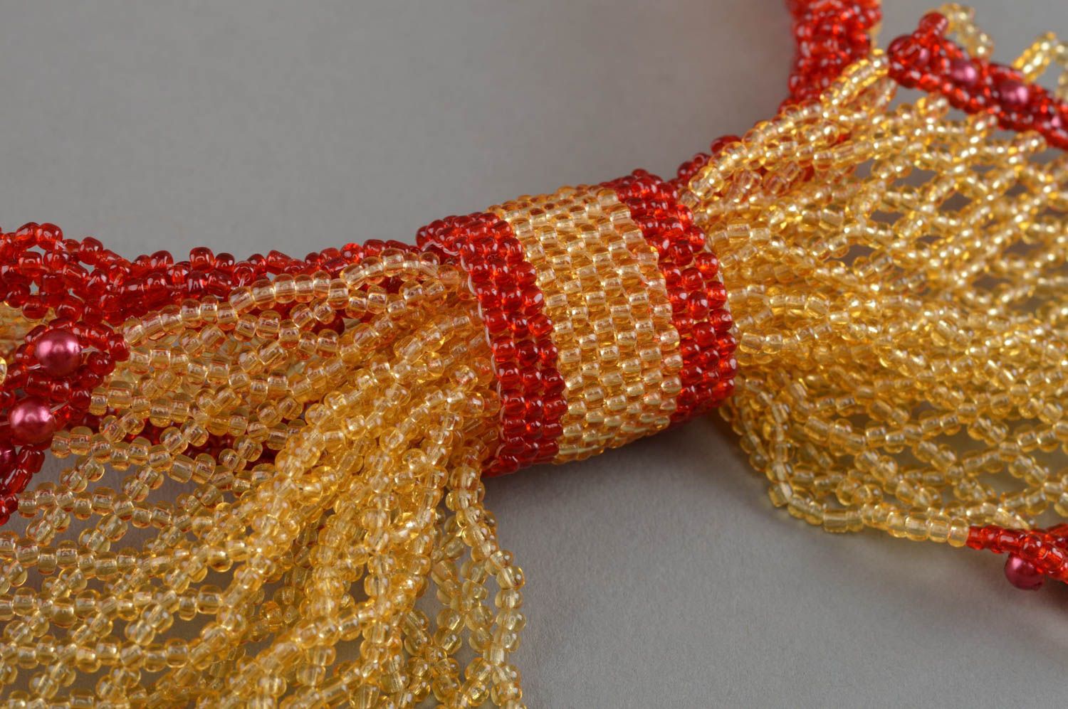 Collier en perles de rocaille noeud papillon jaune rouge fait main pour femme photo 3