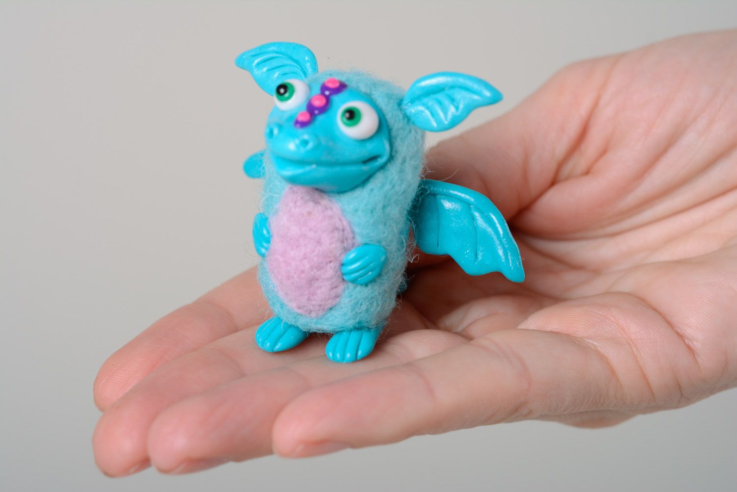 Petit jouet en laine feutrée et pâte polymère fait main original bleu Dragon photo 3