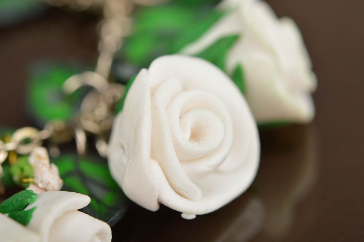 Künstlerisches Armband aus Polymerton mit Blumen an Kette zart stilvoll handmade foto 5