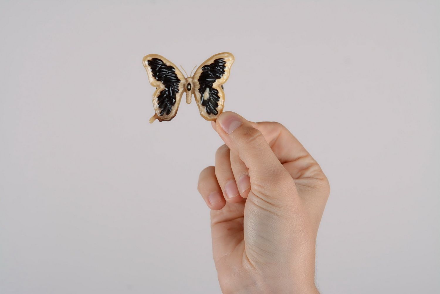 Broche-borboleta artesanal de chifre natural foto 3