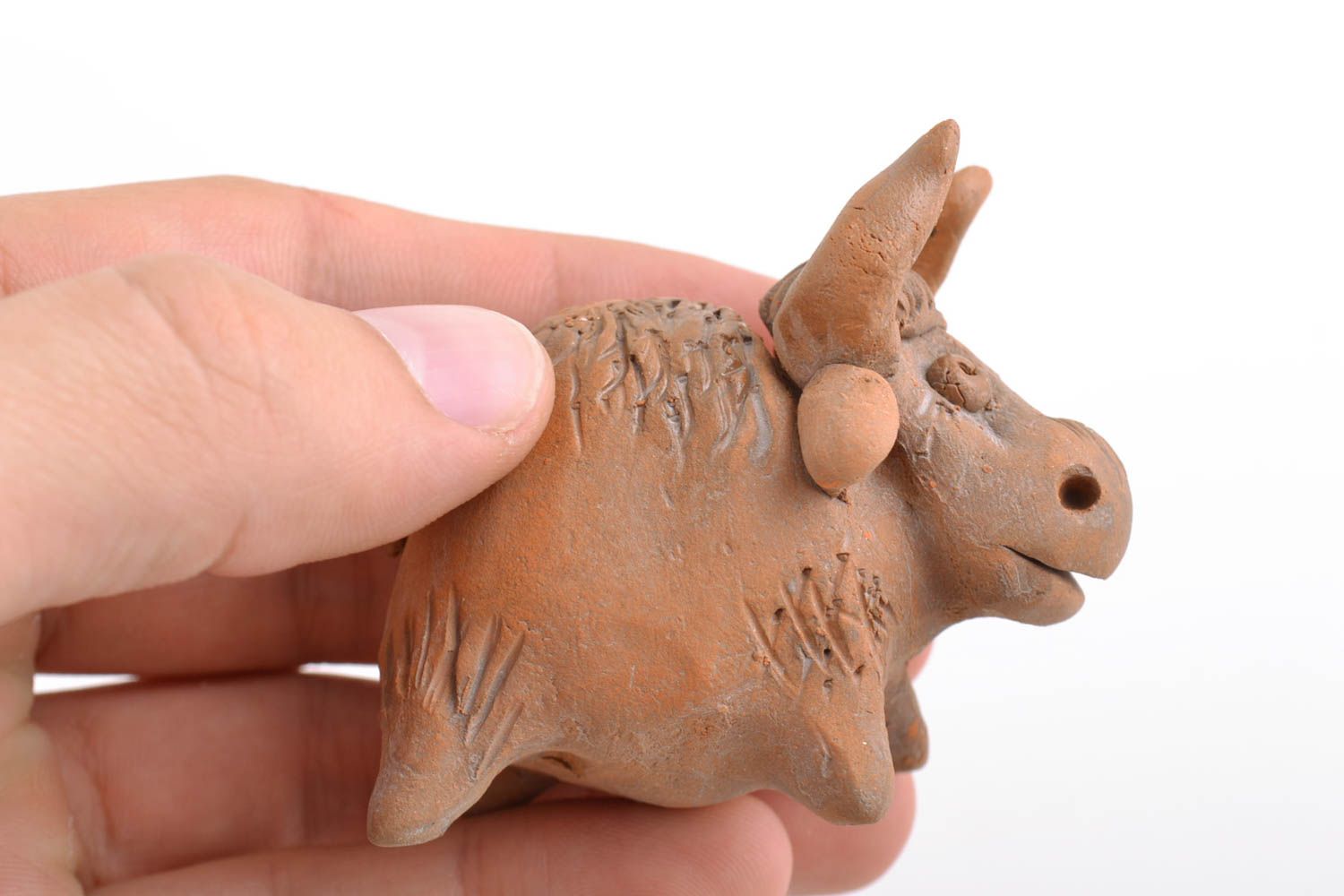 Petite figurine en céramique brune faite main peinte à l'acrylique taureau photo 2
