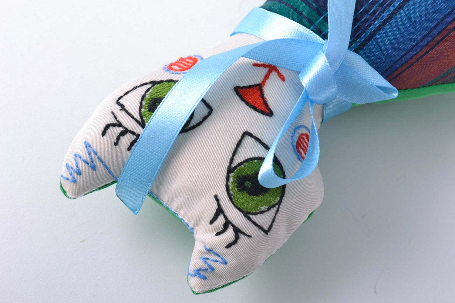 Handmade Stoff Kuscheltier Katze mit Stickerei künstlerisch Geschenk für Kind foto 2