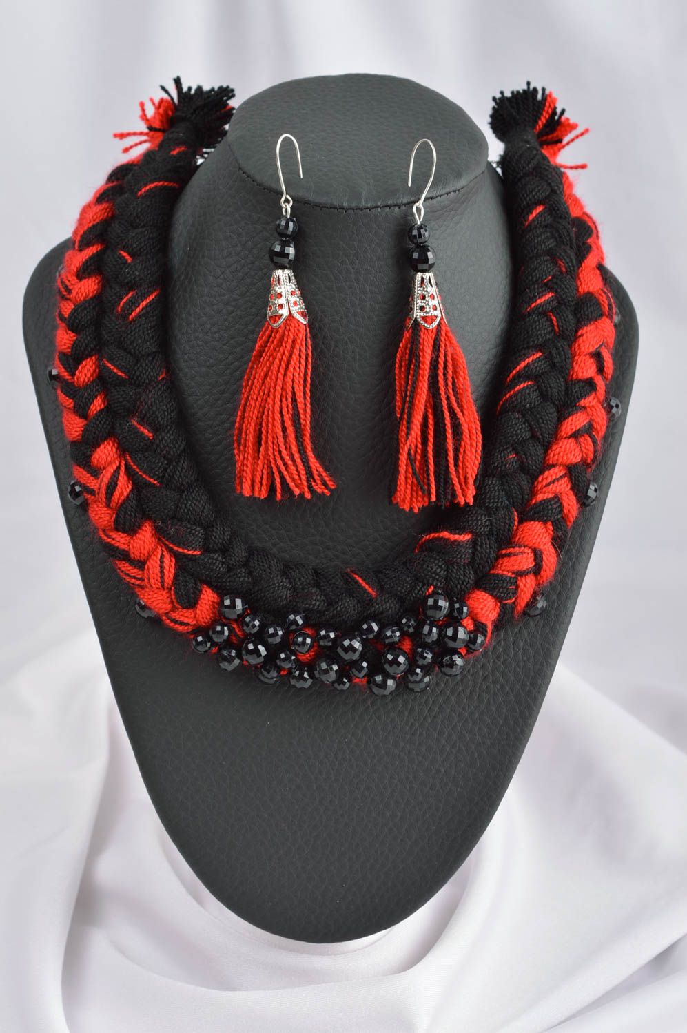 Boucles d'oreilles Collier fait main Bijoux fantaisie rouge et noir design photo 1