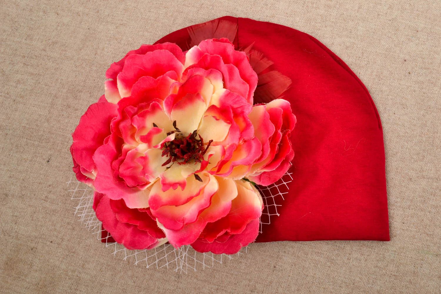 Шапка ручной работы с цветком яркий головной убор модная шапка красная стильная фото 1