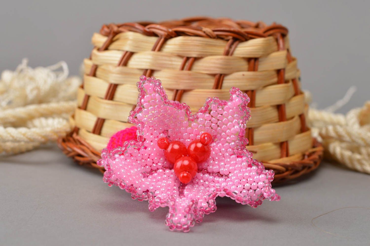 Élastique à cheveux avec fleur rose en perles de rocaille fait main original photo 1