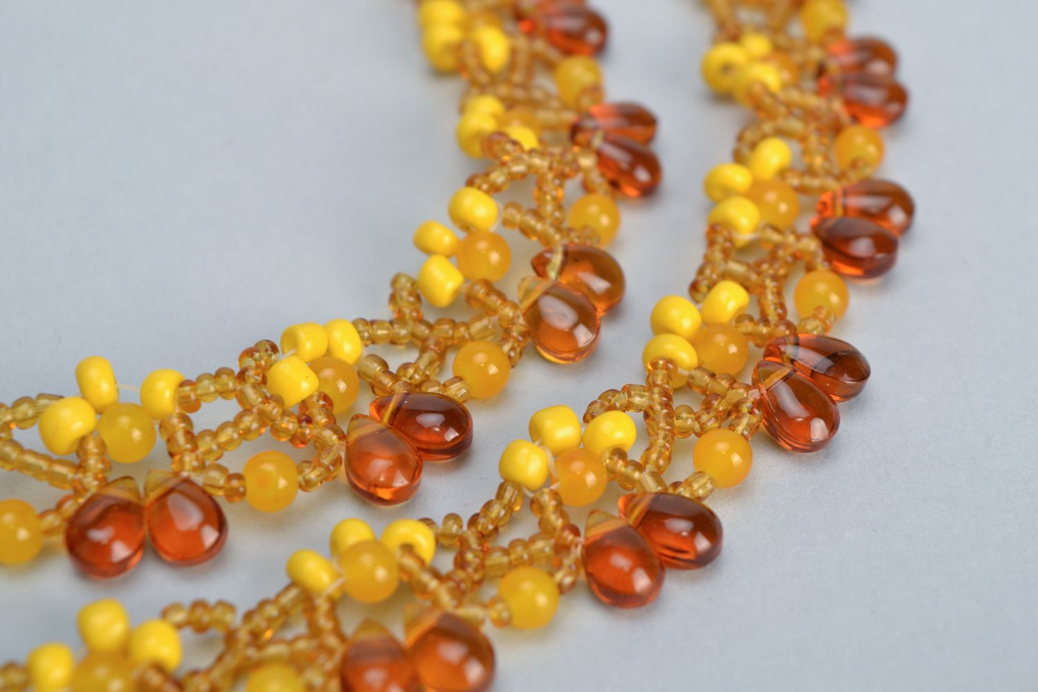 Collier fait main original en perles de rocailles de couleur d'ambre photo 3