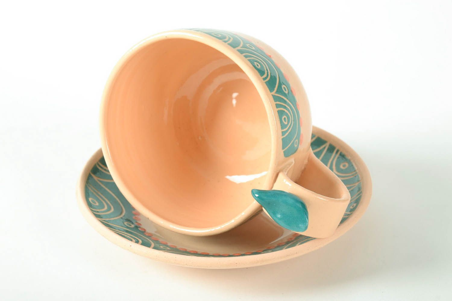 Tasse à thé avec soucoupe en argile faite main photo 4
