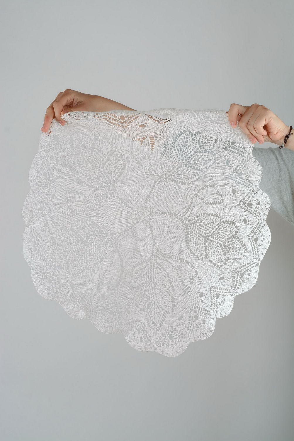 Decorative crocheted napkin photo 5